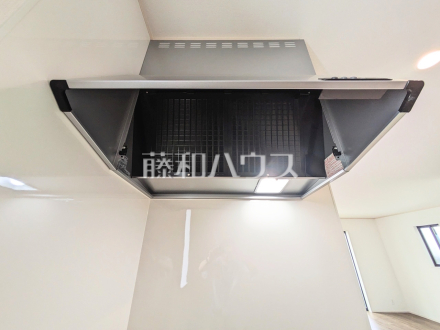 A号棟　レンジフード　【八王子市台町３丁目】　お手入れのしやすいレンジフードは見た目もスッキリしていて、料理時の油煙やニオイを効率的に外に出せます。／撮影日2025/06/23