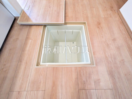 1号棟　 キッチンの床下収納は、パントリー代わりのストック場所としても活用できます！ 　【東久留米市滝山３丁目】／撮影日2025/05/08