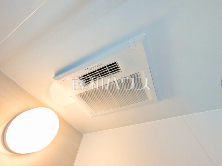 浴室乾燥機(浴室内上部)　雨の日の強い味方！浴室換気乾燥機付きユニットバスで洗濯物が乾かせます。 ／撮影日2025/05/08
