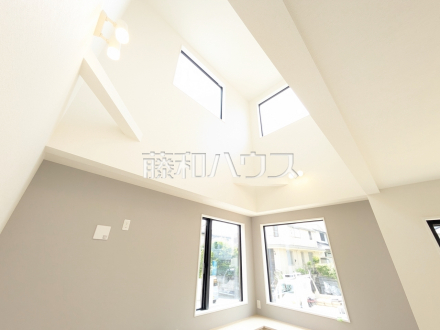 リビング　【日野市百草】
リビングは一部吹抜け構造になっており、大変明るく開放感がございます。／撮影日2025/06/20