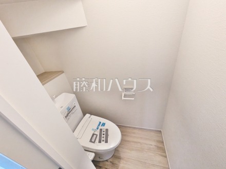 トイレ　【日野市百草】
各階にトイレがあると、朝の忙しい時間帯などに便利です。 また、夜中も1階まで下りずにすみます。／撮影日2025/06/20
