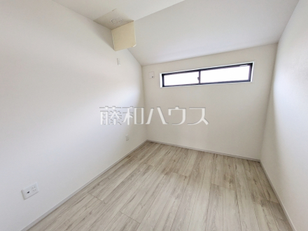 居室　【日野市百草】
木目が美しいウッディなフローリングの居室は、穏やかで心安らぐ空間となるでしょう。／撮影日2025/06/20