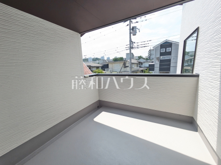 バルコニー　【日野市百草】
奥行きのあるワイドバルコニー！お洗濯物の多い日でもいっきに干せますね。／撮影日2025/06/20