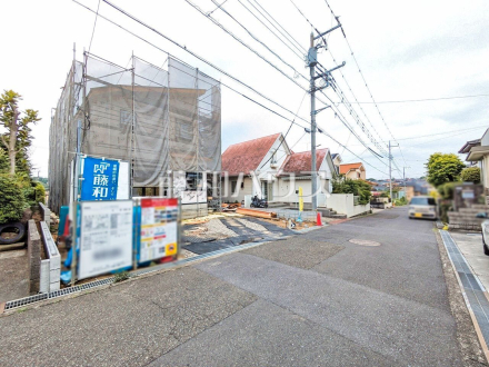 接道状況および現場風景　【日野市百草】 建物のプレゼンをさせていただきますので、実際の完成イメージを思い描いていただくことができます。お気軽にお問合せ下さい。 ／撮影日2025/05/18