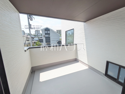 バルコニー　【日野市百草】
インナーバルコニーは奥行が広く屋根もあるので、急な雨でお洗濯物が濡れてしまうのを防ぐことができます。ガーデニングはもちろんのこと、セカンドリビングのような使い方もできます。／撮影日2025/06/20