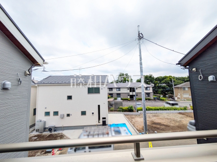 バルコニー眺望　【府中市西府町１丁目】 戸建住宅が立ち並ぶ住宅地。静かな時間の流れ。ゆっくりと傾きを変えていく陽の光が清楚な家々を色鮮やかに演出してくれます。 ／撮影日2025/06/02