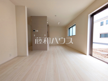 リビング　【府中市西府町１丁目】
ナチュラルな色を基調とした落ち着きのあるリビングダイニングは、リラックスできる癒し空間です。　／撮影日2025/06/02