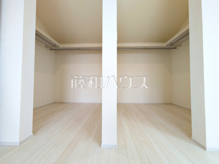ウォークインクローゼット　【府中市西府町１丁目】
ウォークインクローゼットは、お洋服等がたくさん収納できて便利です。　／撮影日2025/06/02