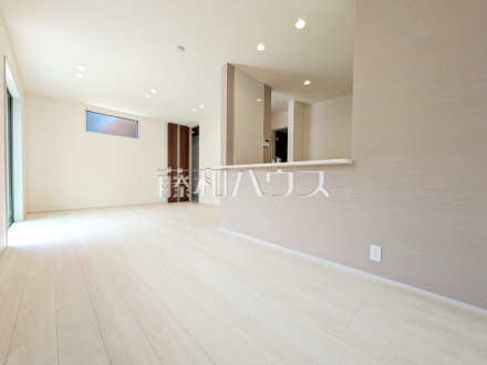リビング　【府中市西府町１丁目】
リビングに床暖房があるので足元ぽかぽか、家族の集まる空間を暖めます。　／撮影日2025/06/02