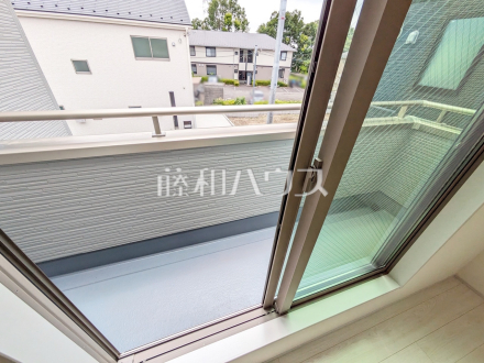 バルコニー　【府中市西府町１丁目】
居室から直接バルコニーへ出られる為、晴れた日は布団を干すことができます。／撮影日2025/06/02
