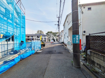 ≪接道状況≫前面道路幅は4m、 周辺は落ち着いた雰囲気の住宅地です。小さなお子様がいるご家庭も安心です。  　【府中市西府町１丁目】／撮影日2025/04/18