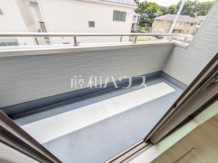 バルコニー　【府中市西府町１丁目】
南向きのバルコニーは日差しもたっぷり注ぎ、お洗濯物もよく乾きます。　／撮影日2025/06/02