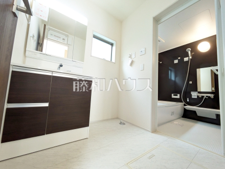洗面室　【府中市西府町１丁目】
三面鏡付きの洗面台。鏡の裏にも収納があり、歯ブラシや化粧品等もすっきり収納できます。　／撮影日2025/06/02