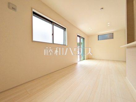 リビング　【府中市西府町１丁目】
たっぷりの日差しや心地良い風が入る、広々としたリビングが魅力　／撮影日2025/06/02