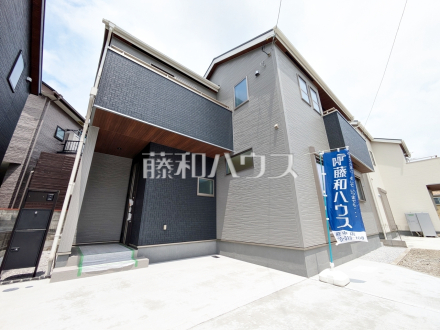 ≪現場風景≫ 玄関には不在時でも荷物が受け取れる宅配ボックスがございます。帰りが遅くなりそうな時も受け取り時間の心配がなく、再配達の手間も省けるので便利です。 【府中市西府町１丁目】／撮影日2025/06/02