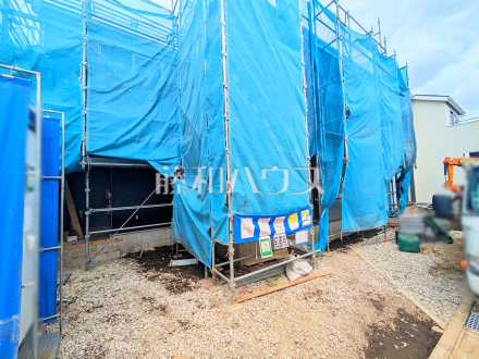≪2号棟　現地外観≫
順調に工事が進んでいます。実際の街並みの様子が段々見えて参りました。ぜひ実際に現地をご見学下さいませ。／撮影日2025/05/09