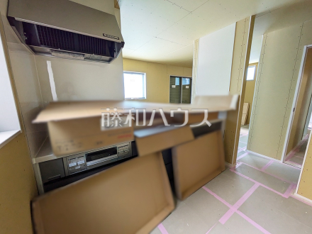 ≪2号棟　キッチン（施工中）≫
たっぷりの日差しや心地良い風が入る、広々としたリビングが魅力【府中市西府町１丁目】／撮影日2025/05/03
