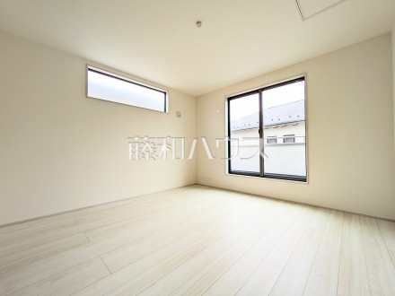 ≪5号棟　居室（施工中）≫全居室角部屋仕様で2面採光を実現！お天気の良い日には窓を開けて換気もできるので気持ち良いですね。　【府中市西府町１丁目】／撮影日2025/05/03