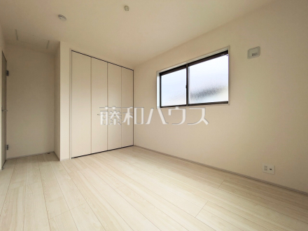 ≪5号棟　居室（施工中）≫各部屋に収納も完備されるため、部屋もしっかり片付きそうですね♪　【府中市西府町１丁目】／撮影日2025/05/03
