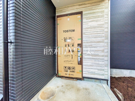 4号棟　玄関(施工中)　「住まいの顔」とも言われ、家全体のイメージを左右する重要な玄関スペース。 【東村山市青葉町１丁目】／撮影日2025/07/04