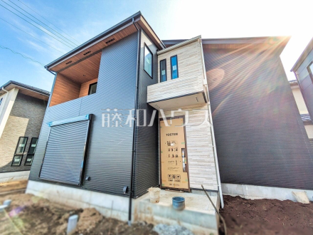 4号棟　一部にアクセント色を使用し、メリハリのある外観デザインとなっております。【東村山市青葉町１丁目】／撮影日2025/07/04