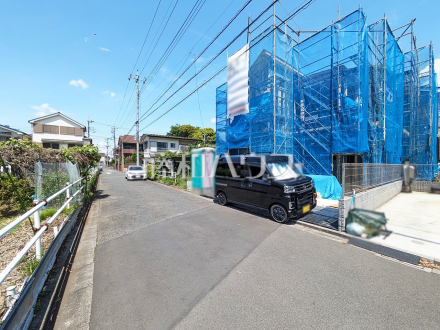 接道状況および現場風景　【小平市回田町】建物のプレゼンをさせて頂きますので、実際の完成イメージを思い描いて頂くことができます。お気軽にお問合せを。／撮影日2025/05/05
