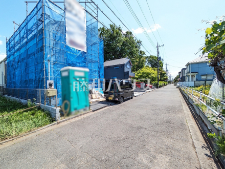 接道状況および現場風景　【小平市回田町】お探しの物件に出会うためには、早めのご確認をオススメします。未完成の今のうちにぜひお問合せをお待ちしております。　
／撮影日2025/05/05
