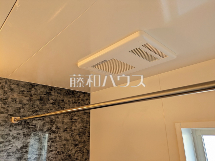 2号棟　浴室換気乾燥機　【小平市津田町２丁目】　換気機能によってバスルーム内のカビの発生を抑制できます。夜間や雨天時の洗濯物の乾燥に便利な乾燥機能も装備。
／撮影日2025/03/21