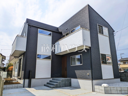 2号棟　外観　【小平市津田町２丁目】
モノトーンを中心とした配色の現代的なデザイン。直線的ですっきりとしたスクエアなデザインが、お客様のお住まいを都会的に印象づけます。　／撮影日2025/04/10