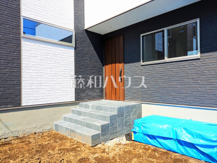 2号棟　玄関　【小平市津田町２丁目】／撮影日2025/03/21