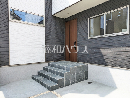 2号棟　玄関　【小平市津田町２丁目】
玄関はお家の顔！お客様をお出迎えする玄関アプローチをオシャレに飾ってみてはいかがでしょうか。　／撮影日2025/04/10