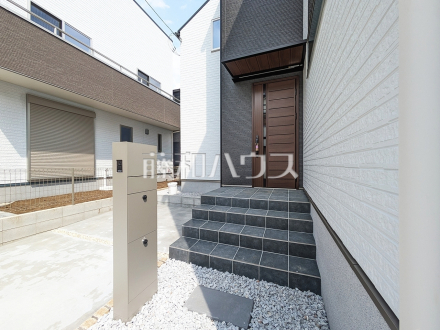 3号棟　玄関　【小平市津田町２丁目】
見学はしたいけど、なかなか時間が取れない…そんな方に出勤前や仕事終わりにマイホームを見学できるサポートをいたします。　／撮影日2025/04/10