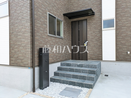 4号棟　玄関　【小平市津田町２丁目】
ネット通販での荷物の受取り時に役立つ宅配ボックス！外出中でも帰宅時間を気にせず受け取れるのは便利ですね。　／撮影日2025/04/10