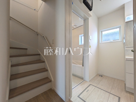 4号棟　1階階段　【小平市津田町２丁目】／撮影日2025/03/21