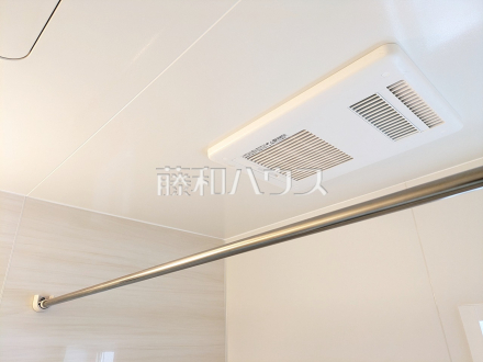 4号棟　浴室換気乾燥機　【小平市津田町２丁目】　雨の日の強い味方！浴室換気乾燥機付きユニットバスで洗濯物が乾かせます。／撮影日2025/03/21