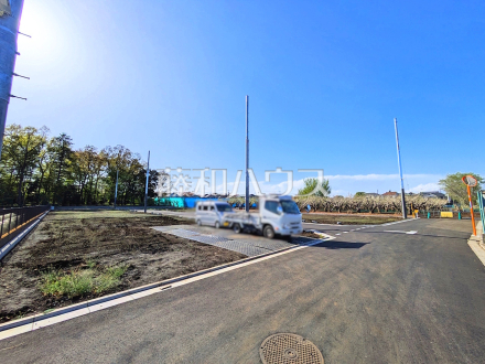 接道状況および現場風景　【三鷹市北野３丁目】
見学はしたいけど、なかなか時間が取れない…そんな方に出勤前や仕事終わりにマイホームを見学できるサポートをいたします。　／撮影日2025/04/13