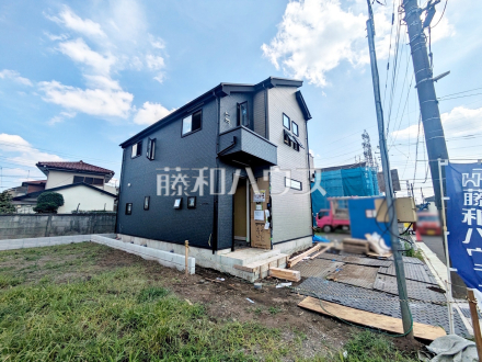 ≪接道状況≫足場が外れて実際の外観が見えてきました。完成までもう少しです。　【調布市深大寺東町６丁目】
／撮影日2025/06/20
