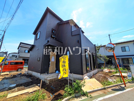 ≪1号棟　外観≫モノトーンを中心とした配色の現代的なデザイン。直線的ですっきりとしたスクエアなデザインが、お客様のお住まいを都会的に印象づけます。　　【調布市深大寺東町６丁目】
／撮影日2025/06/21