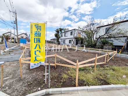 ≪1号棟　外観≫来客時や駐輪スペースとしても利用可能なカースペース2台可（車種による）のプラン。【調布市深大寺東町６丁目／撮影日2025/04/14
