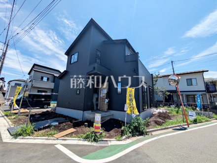 ≪1号棟　外観≫足場が外れて実際の外観が見えてきました。完成までもう少しです。　　【調布市深大寺東町６丁目】
／撮影日2025/06/28