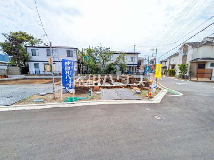 ≪1号棟　外観≫来客時や駐輪スペースとしても利用可能なカースペース2台可（車種による）のプラン。【調布市深大寺東町６丁目／撮影日2025/05/04