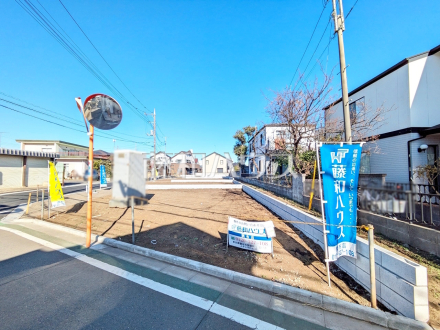 ≪1号棟　外観≫来客時や駐輪スペースとしても利用可能なカースペース2台可（車種による）のプラン。【調布市深大寺東町６丁目】／撮影日2025/01/30