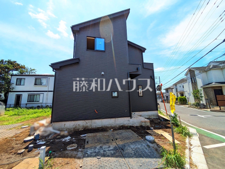 ≪1号棟　外観≫ 周辺環境はもちろん、日当たりや設備など、実際に行ってみないと分からないことも多くございます。営業担当がご案内いたしますので、お気軽にお問い合わせください。【調布市深大寺東町６丁目】／撮影日2025/06/21