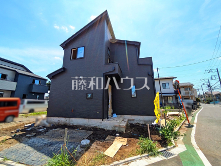 ≪1号棟　外観≫ 来客時や駐輪スペースとしても利用可能なカースペース2台可（車種による） 　【調布市深大寺東町６丁目】／撮影日2025/06/21
