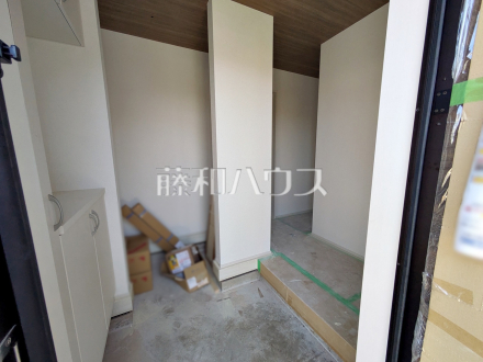 ≪1号棟　玄関（施工中）≫ 大容量のシューズインクロークで玄関もスッキリ ☆【調布市深大寺東町６丁目】／撮影日2025/06/28