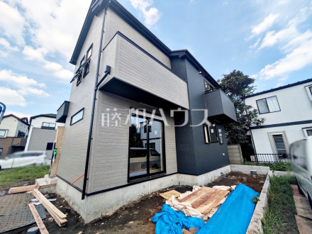 ≪3号棟　外観≫モノトーンを中心とした配色の現代的なデザイン。直線的ですっきりとしたスクエアなデザインが、お客様のお住まいを都会的に印象づけます。　　【調布市深大寺東町６丁目】
／撮影日2025/06/20
