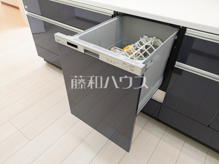 食器洗浄乾燥機　【小平市花小金井７丁目】　食後の片付けもラクに、毎日の家事を時短できるようキッチンに食洗機を内蔵しました。　／撮影日2025/03/20