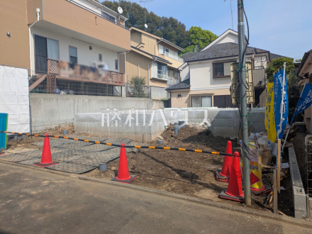 ≪現地外観≫ウォークインクローゼットや土間収納など、収納を重視した間取りです。 　【調布市深大寺南町２丁目】／撮影日2025/04/18