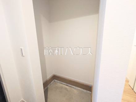 土間収納　【調布市深大寺南町２丁目】
土間収納にはアウトドアやガーデニンググッズを保管できて、玄関を綺麗に保てます。　／撮影日2025/06/22