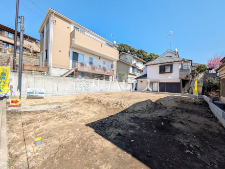 ≪現地外観≫平日のご案内も可能です。まずはお気軽にお問合せ下さいませ。 　【調布市深大寺南町２丁目】／撮影日2025/03/21